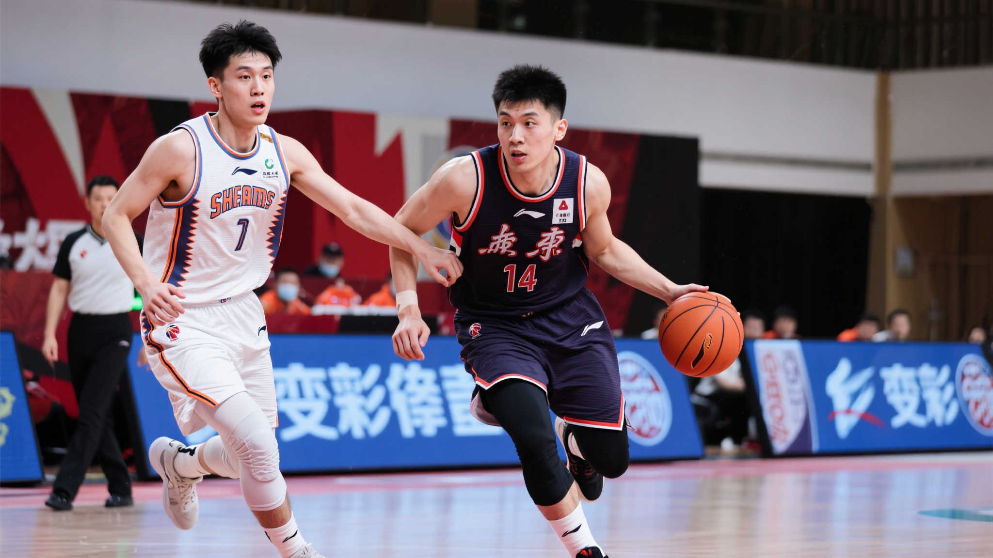 清华遭遇挑战:CUBAL上交半场43-33领先,顿家威高效14分杨曦皓陷入得分荒 清华遭遇挑战:CUBAL上交半场43-33领先,顿家威高效14分杨曦皓陷入得分荒